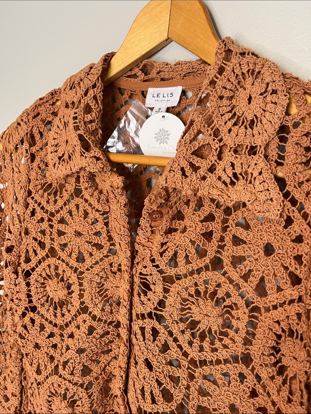 NWT Le Lis Boho Open Knit Crochet Cardigan Shirt Rust Brown - Picture 4 of 12